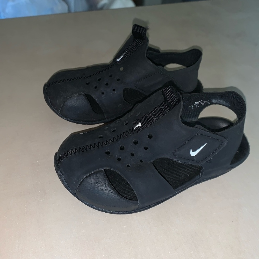 Nike toddler water shoes size 7c great condition